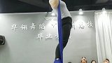 美女老师表演空中舞蹈，姑娘在下面学习，这模样好认真啊！