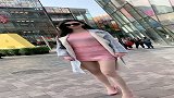 美女小姐姐走路，这大长腿让人羡慕