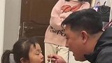爸爸喂小女儿喝药怎么哄都不肯吃，姐姐速战速决，这就是传说中的啊血脉压制