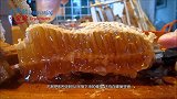 小伙街边摆摊卖手工美食鱼包，里面满满蜂巢蜂蜜，一口下去超满足