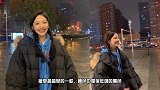 章若楠初雪营业，双麻花加蓝卫衣，少女感也凹的太自然了！