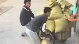 两位男子准备装货，确发生了一些意外，结局让人很尴尬！