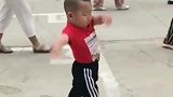 从小被姥姥带大的，跳广场舞的姿势真不错