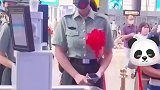 车站遇到退伍的女兵，铿锵玫瑰太有气质了