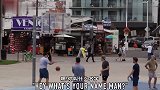 国外爆笑街头恶搞：篮球高手假扮书呆子与陌生人打球，一直进球