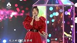杨钰莹现身重庆解放碑，再唱唱《轻轻地告诉你》，笑容甜美好仙气