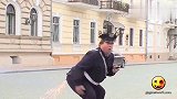国外恶搞：警察查酒驾,吹检测仪屁股放出烟火