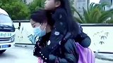 伟大单亲妈妈每天背无腿女儿上学