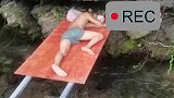 男子在小溪上避暑乘凉，水声听着凉快好睡觉，网友：他可真会找地儿睡