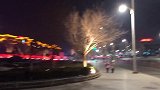 冬日寒夜中的喀什古城，生意冷清，大部分店家未营业
