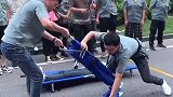 公司搞消防演习，小哥你们俩这是在搬运重伤员，下手要轻一点啊！