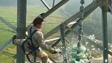 高空电力施工的小伙臂力惊人，扳手拆除设备，过程让人提心吊胆