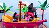 小猪佩奇和朋友们乘坐海盗船出海，遇到了钓鱼的猪爸爸