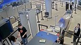 美国机场一女安检员递便条嘲笑乘客“长的丑”遭辞退