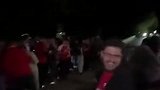 萨利巴和加布在离开训练中心时 与阿森纳球迷一起庆祝