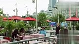 竟然把烟藏在嘴里，惊人一幕出现了