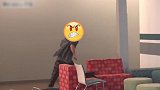 作死恶搞拉了路人的椅子还按喇叭，被路人狂追
