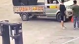 钢卷和钢条是货车的噩梦，这应该怎么卸才好呢？