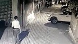 错把油门当刹车 贵州一新手司机撞垮一面墙