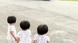 三胞胎妹妹，终于看到哥哥军训结束回来，这一幕太温馨了！