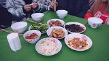 第一次跟老丈人同床睡觉，我还真有点儿紧张
