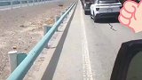 新疆堵车几小时，路边居民送来西瓜