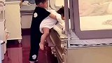 3岁哥哥照顾1岁妹妹，还不忘关好护栏守护妹妹的安全