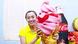 妈妈和小萝莉在一起玩冰激淋毛绒玩具和橡皮球