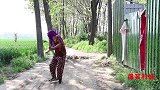喜剧：妈妈偷偷出门，三姐妹看到妈妈在藏传家宝，结果被妈妈套路