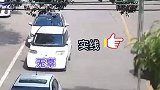 奔驰车路口强行加塞撞上小电车，一个“加塞”闹得两人都“心塞