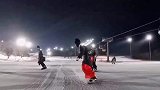 寒风刺骨，锦衣夜行！滑雪爱好者身穿汉服滑雪