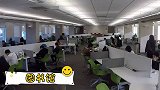 男子故意弄出噪音打扰路人看书，路人非常的无奈