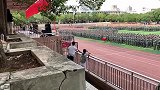 军训阅兵式也有尴尬时刻，这只鞋有它自己的想法