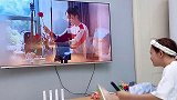 大姐看电视机剧入戏太深，一边看一边对着电视唠叨，简直让人无语