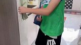 我爸告诉我男儿有泪不轻弹，可是为什么他却那么容易哭…