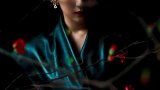 刘亦菲 登《嘉人》5月刊封面，繁花下变身“花样木兰”。