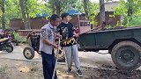 农哥的叔叔往地里拉粪，小辉和婷婷一起帮忙，越干越有劲