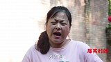 短剧：妈妈碰见打折东西就买，为了买拐杖把村妹的腿打瘸了，真逗
