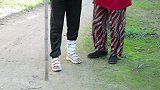 妈妈碰见打折东西就买，为了买拐杖把村妹的腿打瘸了，真逗