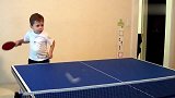 老外快把乒乓球玩坏了！打迷你乒乓球，网友：小区大爷不服来战