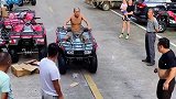 地主家的傻儿子又来了，骑着改装车直接冲上货车