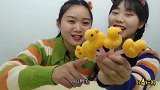 趣味“呕吐蛋糖果玩具”，五颜六色蛋黄君，使劲捏吐出黏糊似鼻涕