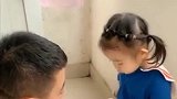 小萝莉真是太好学了，下面的这一幕让人始料未及