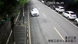 重庆男子骑摩托遭遇“开门杀” 一头撞上出租车险被碾