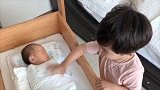 5岁的儿子第一次见到刚出生的妹妹，站在一旁都舍不得走，好暖！