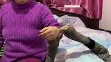 爷爷临终前仍牵挂感冒的女儿给她针灸，女儿瞬间泪流满面