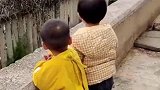 人类幼崽的快乐，看到这一幕，就是大男人也迷糊呀
