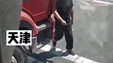 司机高速路口礼貌加塞，旁车暖心空出位置，两位司机都是讲究人