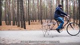 反向骑三轮车是种什么体验？奇葩老外亲测，骑行起来太奇妙！