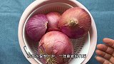 洋葱切碎泡水里，作用厉害又省钱